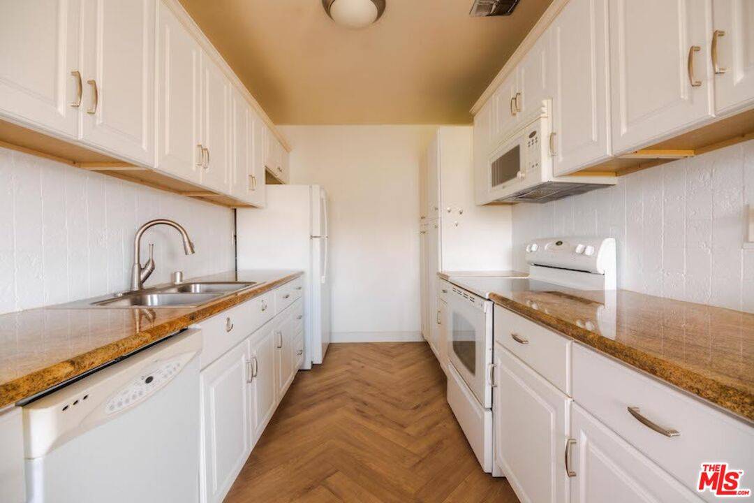 Encino, CA 91316,5400 Newcastle Ave #46