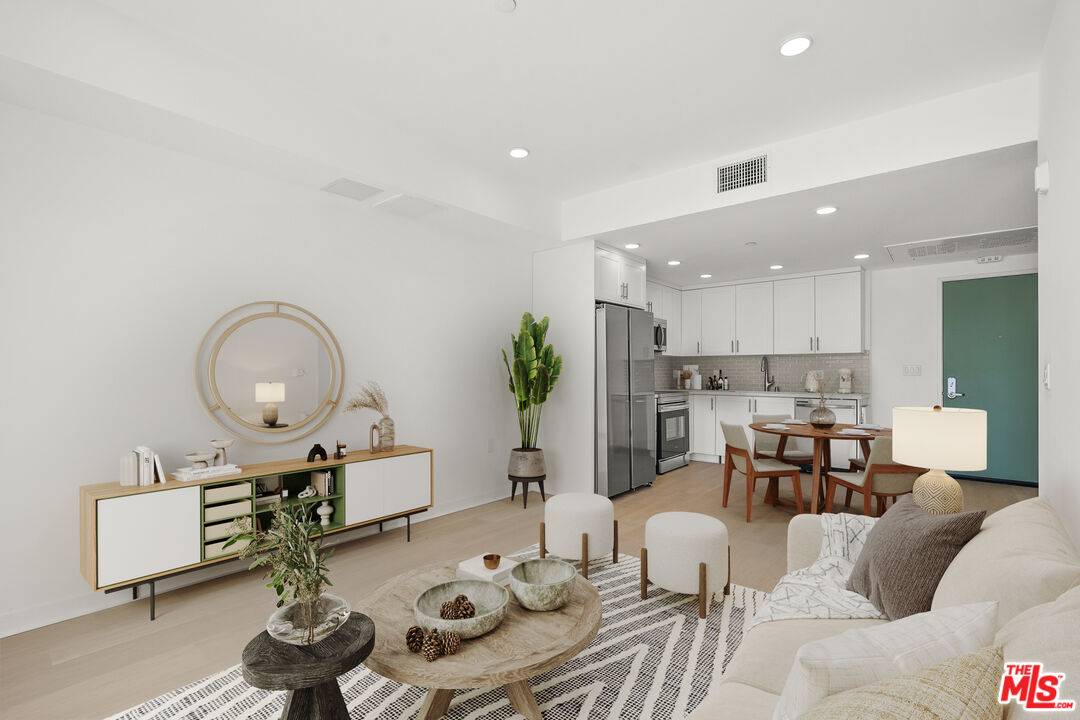 Los Angeles, CA 90004,3977 Beverly Blvd #111