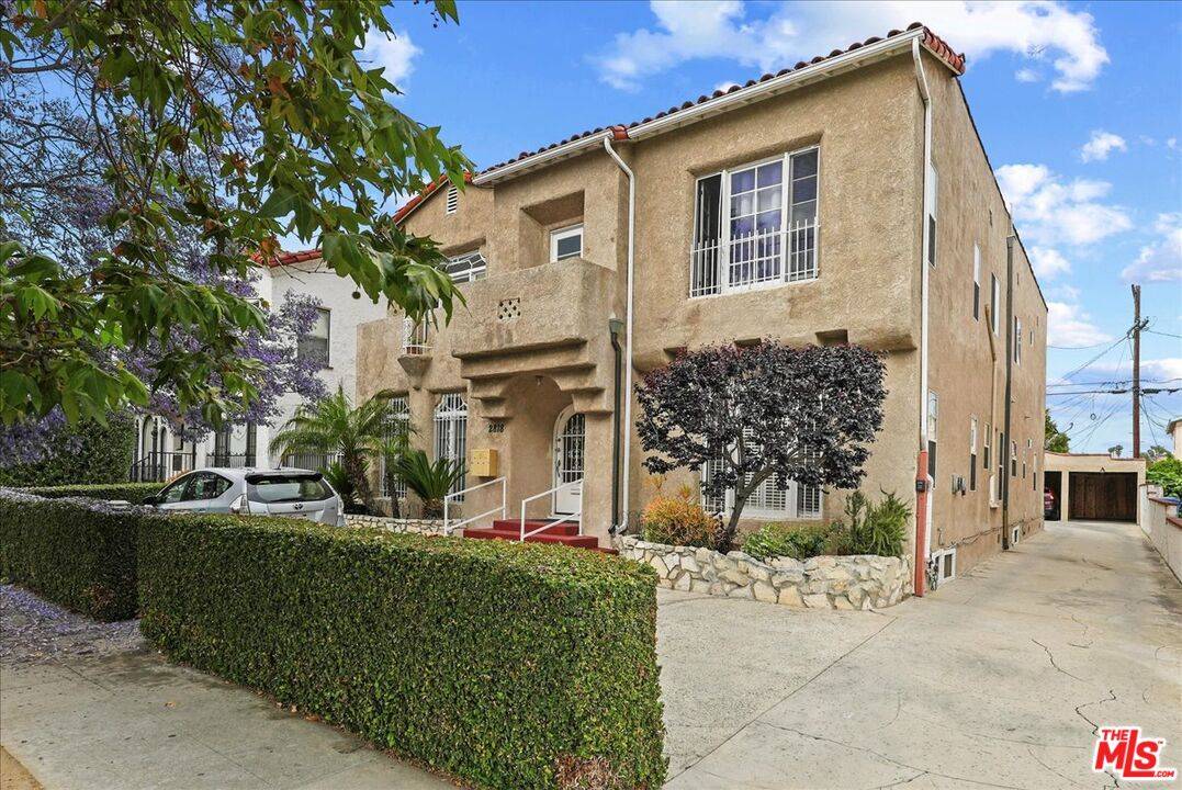 Los Angeles, CA 90018,2818 S Bronson Ave