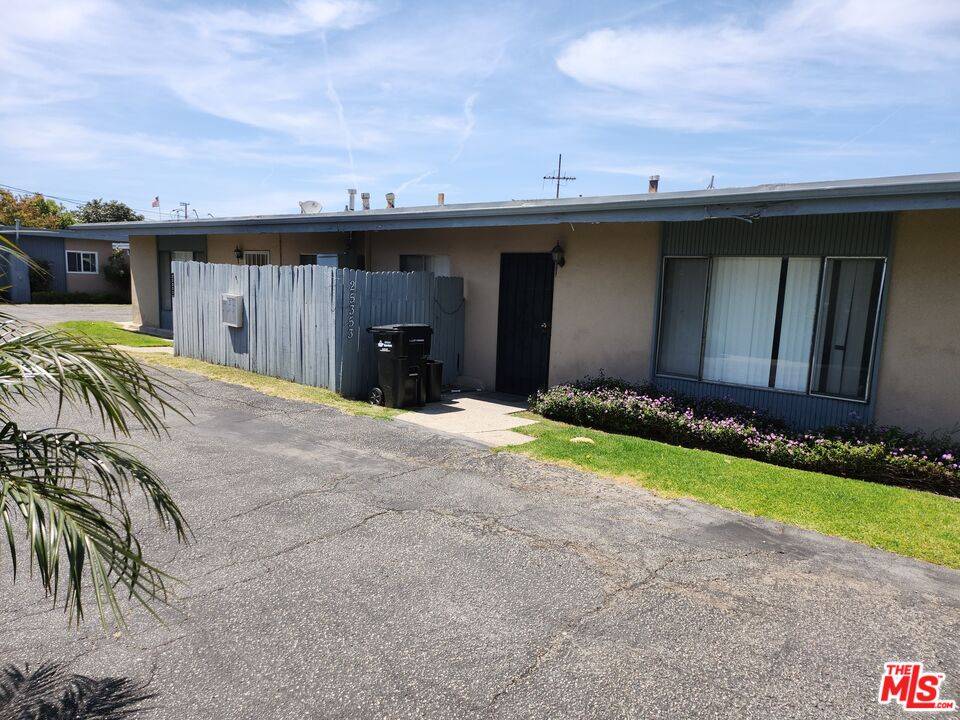 Lomita, CA 90717,25353 Oak St