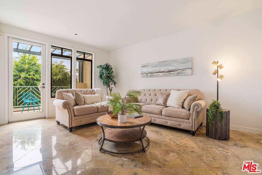 Playa Vista, CA 90094,5625 W Crescent Park #335