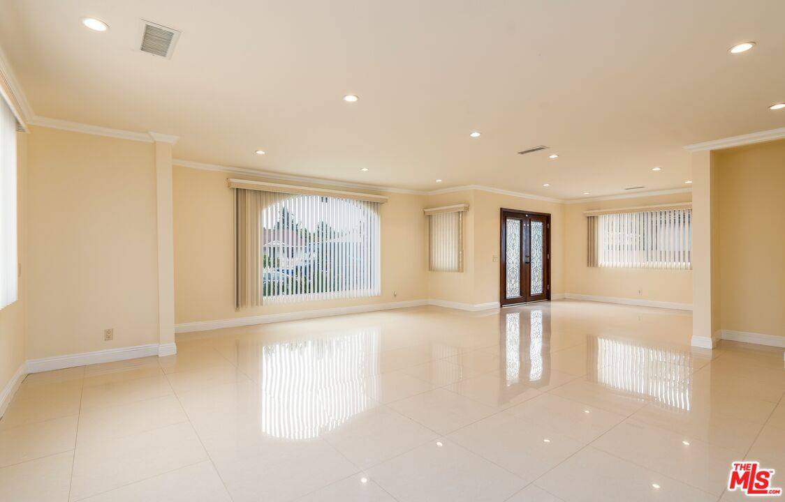 Encino, CA 91316,4937 Hesperia Ave