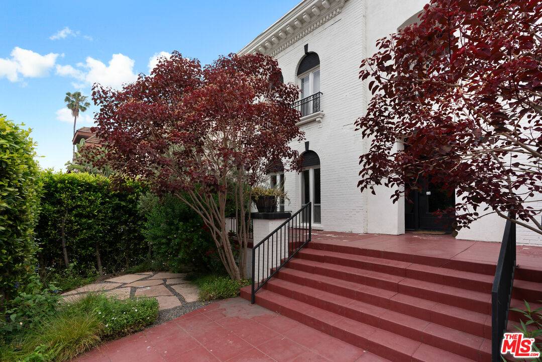 Los Angeles, CA 90004,211 S Berendo St #3