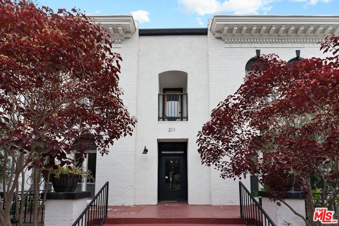 Los Angeles, CA 90004,211 S Berendo St #3