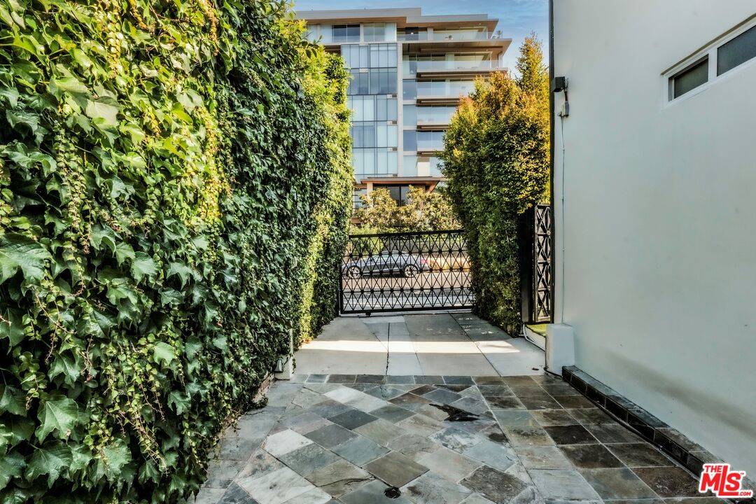 West Hollywood, CA 90048,8907 Rosewood Ave