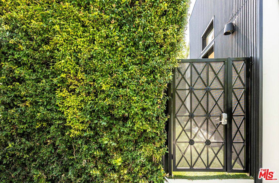 West Hollywood, CA 90048,8907 Rosewood Ave