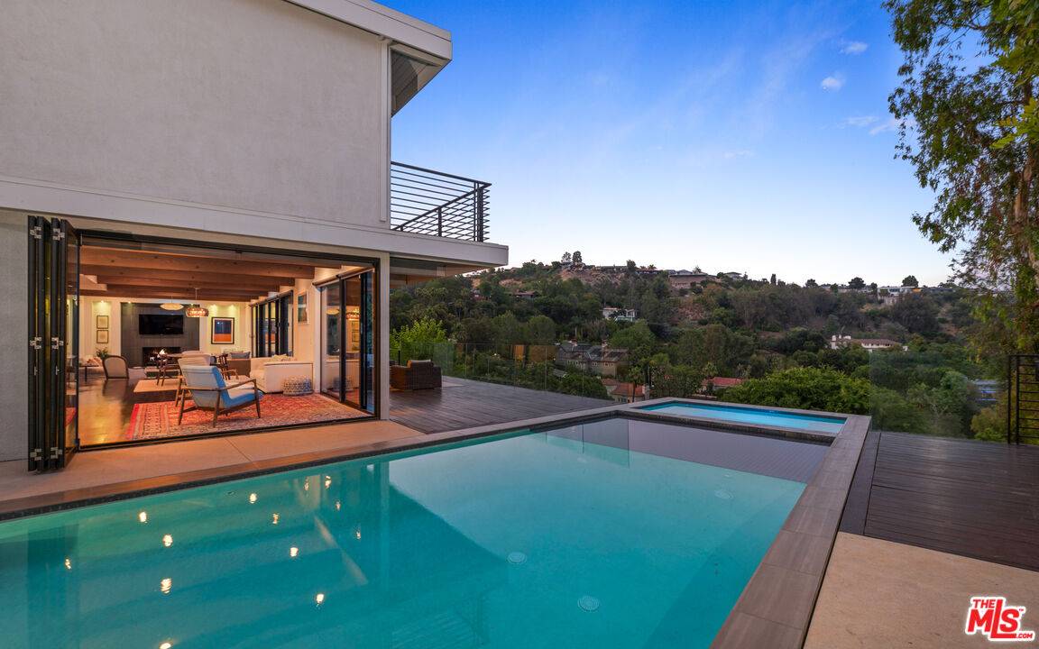 Los Angeles, CA 90068,2608 Carman Crest Dr