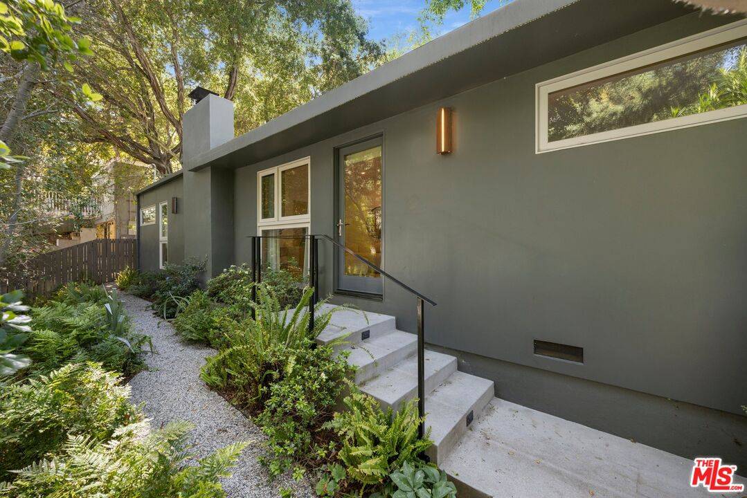 Los Angeles, CA 90046,8811 Wonderland Ave