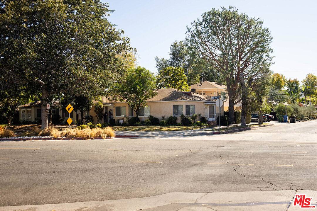Toluca Lake, CA 91602,10454 Moorpark St