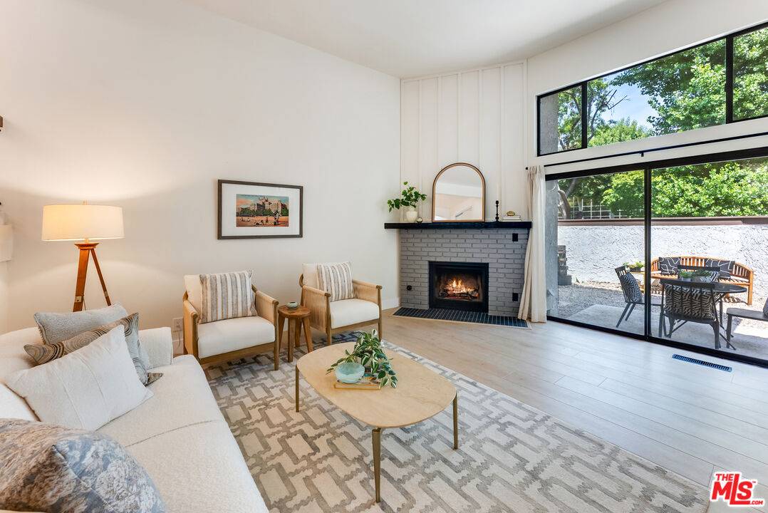 Woodland Hills, CA 91367,21515 Erwin St #3