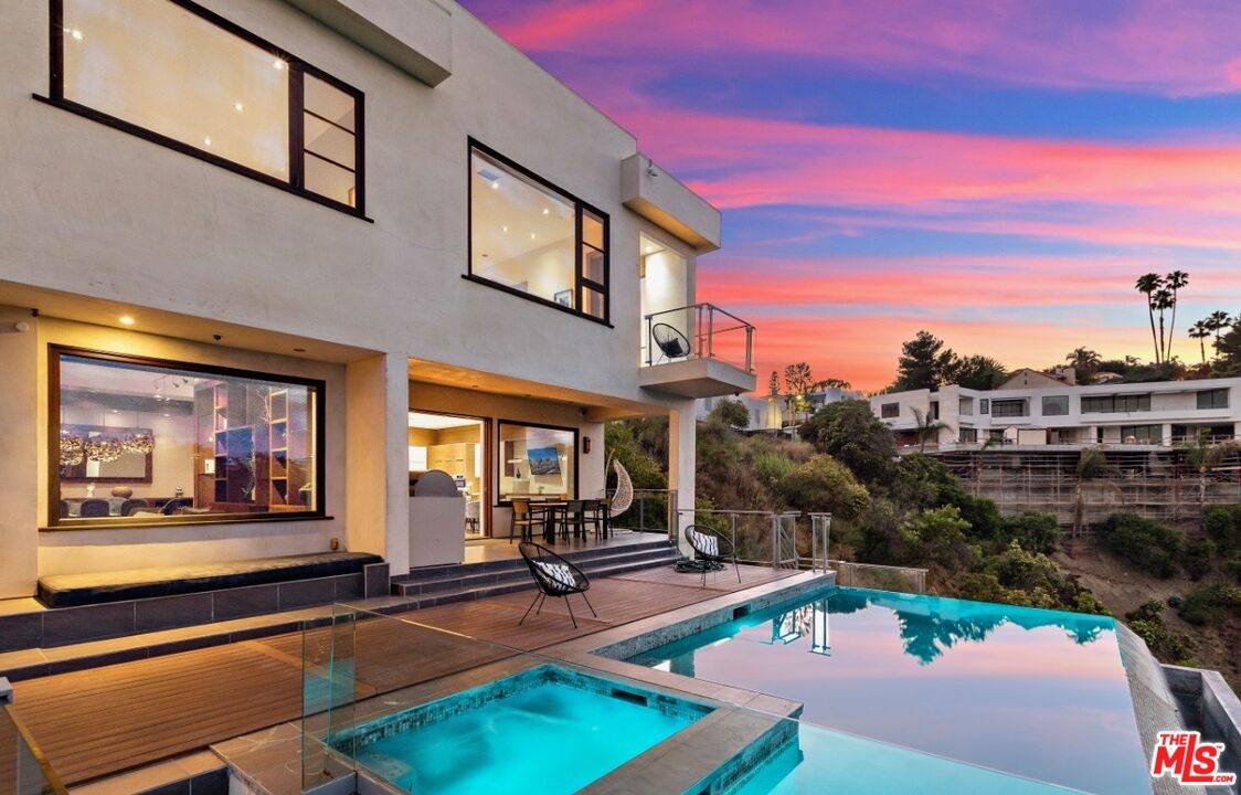Los Angeles, CA 90077,1018 Stradella Rd