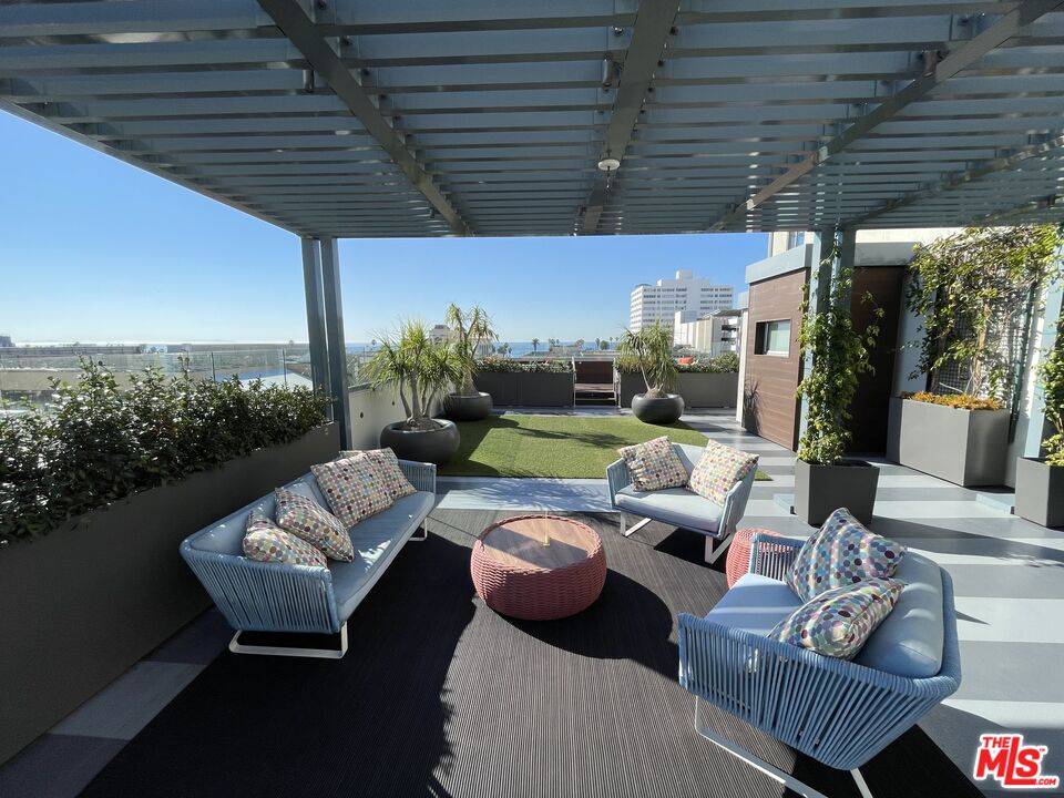 Santa Monica, CA 90401,1453 3rd Street Promenade #503