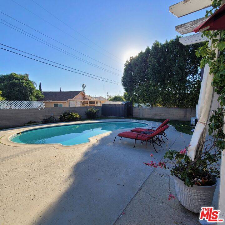 Northridge, CA 91324,19030 Community St