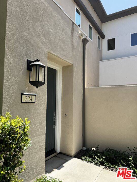 Irvine, CA 92618,224 Follyhatch
