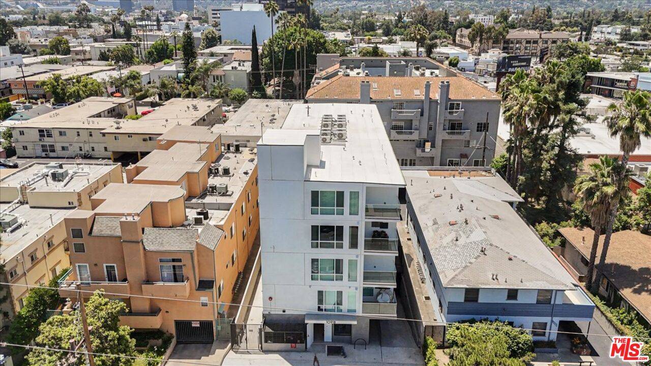 North Hollywood, CA 91602,10918 Camarillo St #302