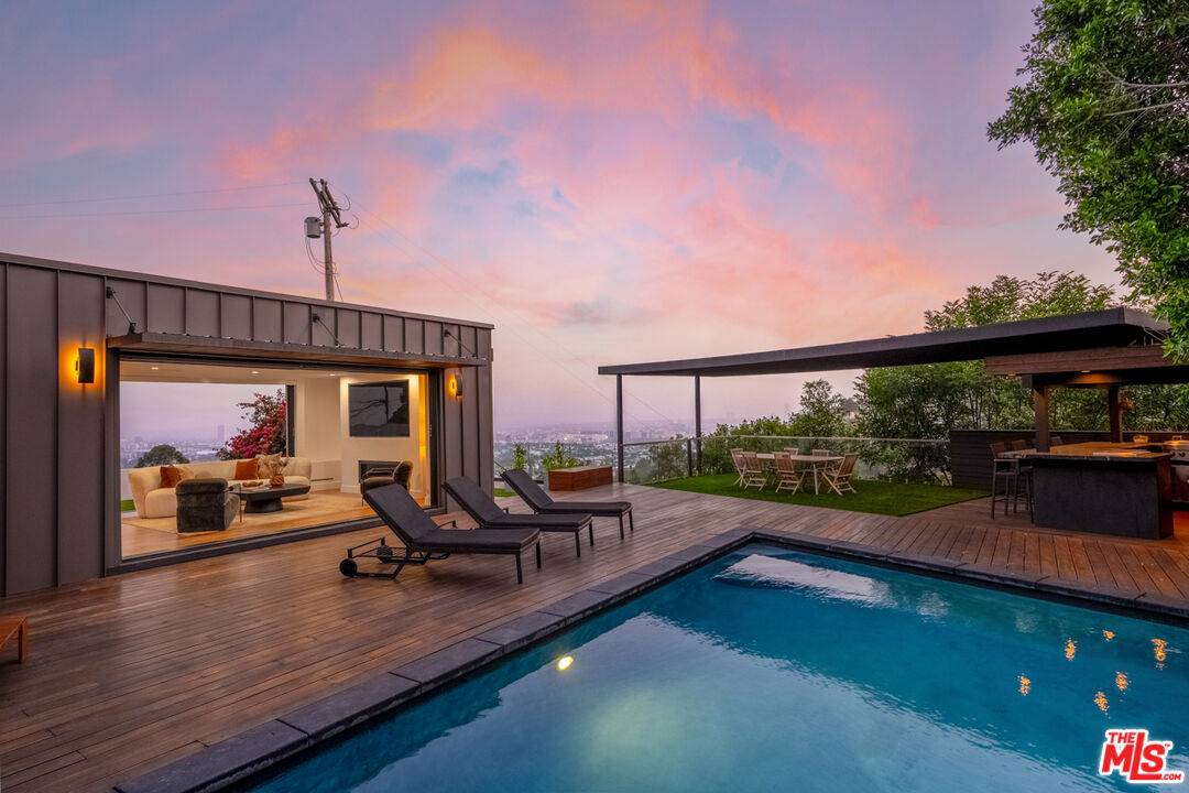 Los Angeles, CA 90046,8021 Floral Ave