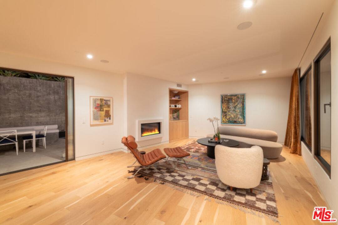 West Hollywood, CA 90069,8465 Franklin Ave