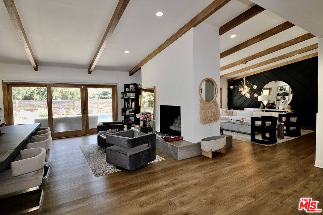 Woodland Hills, CA 91367,24221 Aetna St