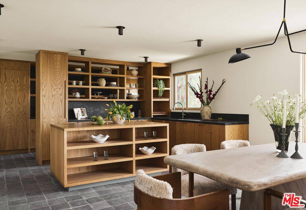 Los Angeles, CA 90068,5698 Holly Oak Dr