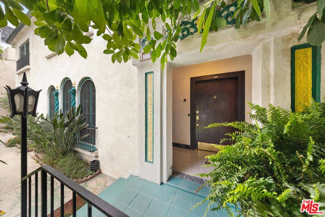 West Hollywood, CA 90069,1266 N Flores St