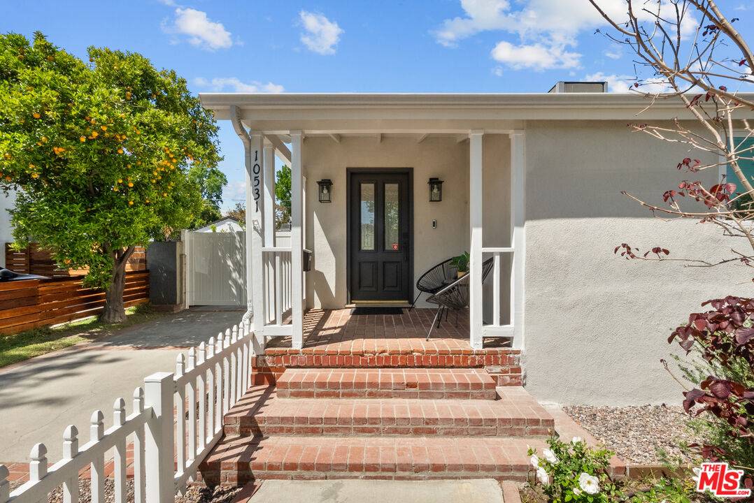 Toluca Lake, CA 91602,10531 Woodbridge St