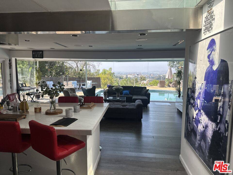 Los Angeles, CA 90068,7241 Woodrow Wilson Dr