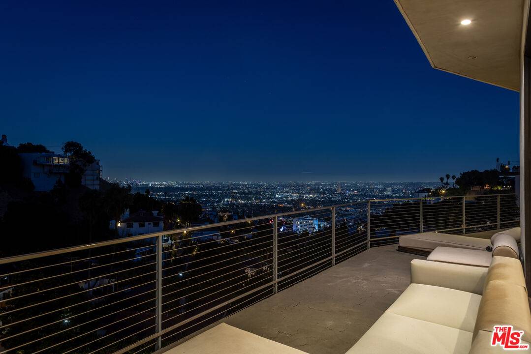 Los Angeles, CA 90069,8634 Franklin Ave