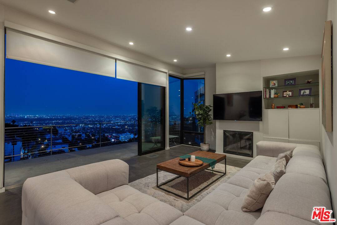 Los Angeles, CA 90069,8634 Franklin Ave
