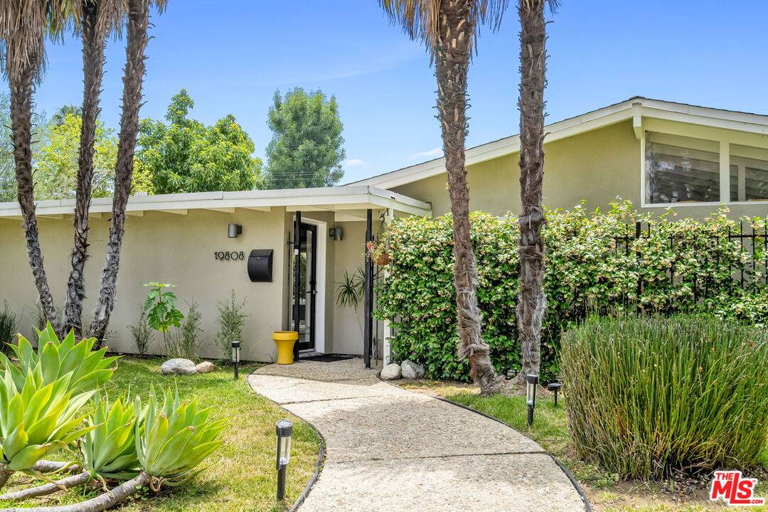 Woodland Hills, CA 91367,19808 Victory Blvd