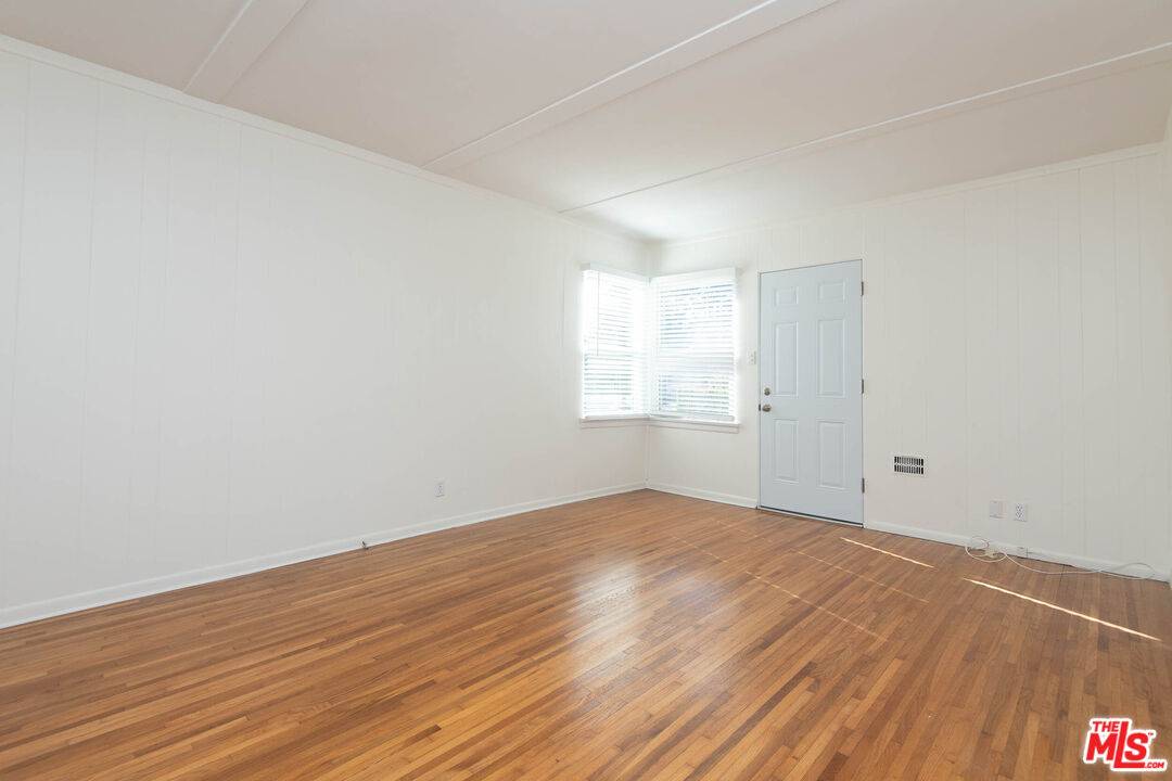 Los Angeles, CA 90405,2594 Amherst Ave