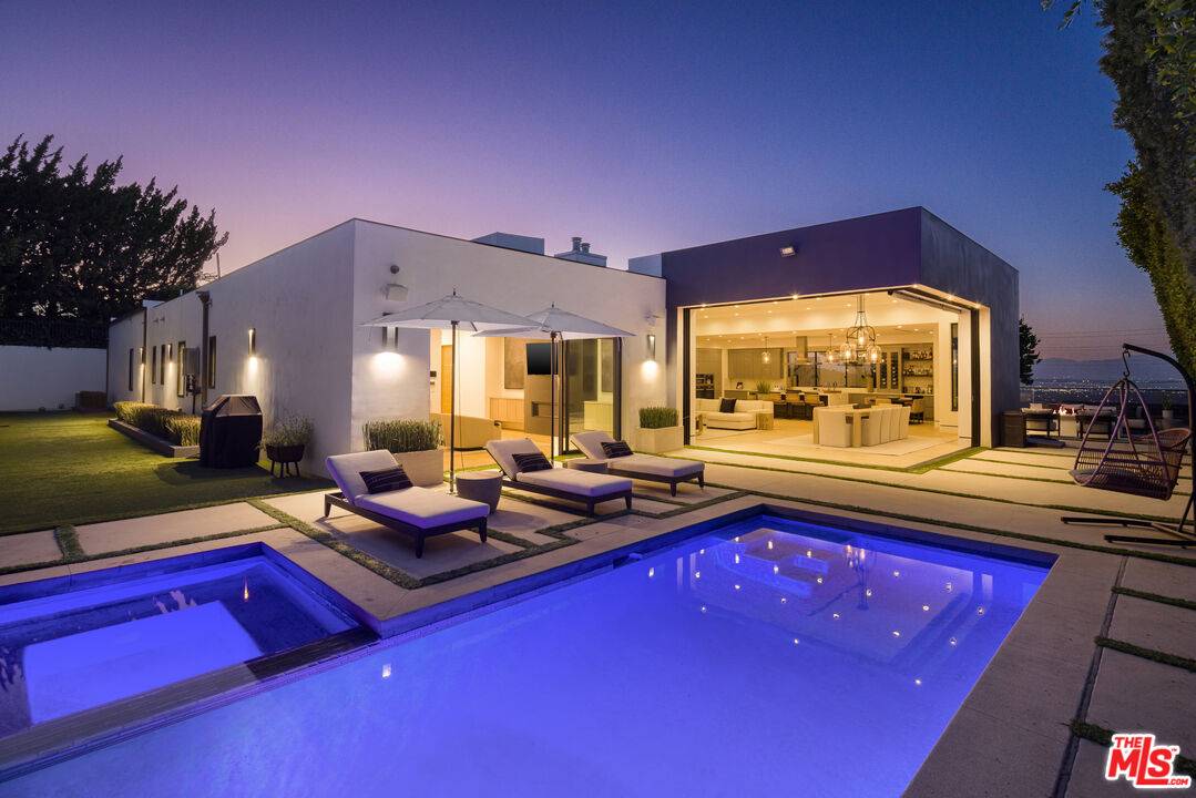 Los Angeles, CA 90049,16366 Sloan Dr