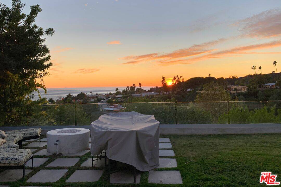 Pacific Palisades, CA 90272,961 Glenhaven Dr