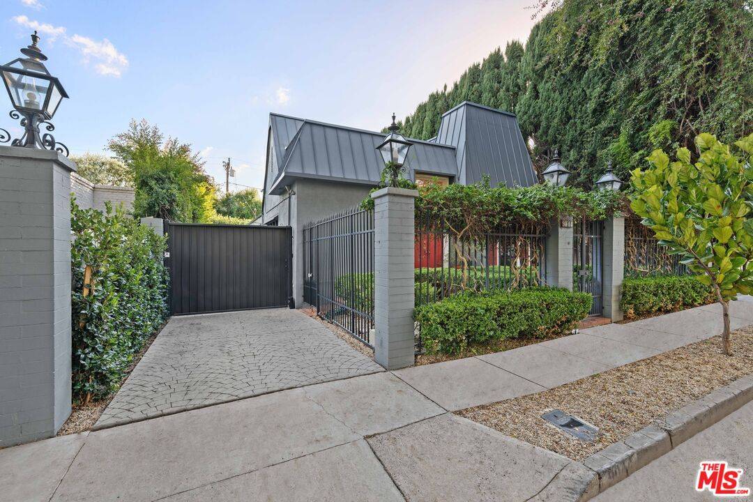 West Hollywood, CA 90069,9044 Elevado St