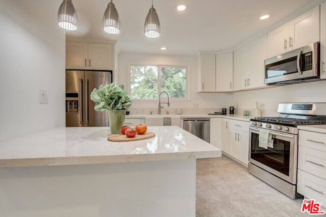 Woodland Hills, CA 91367,23838 Victory Blvd