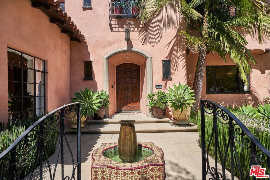 Beverly Hills, CA 90210,519 N ALTA DR