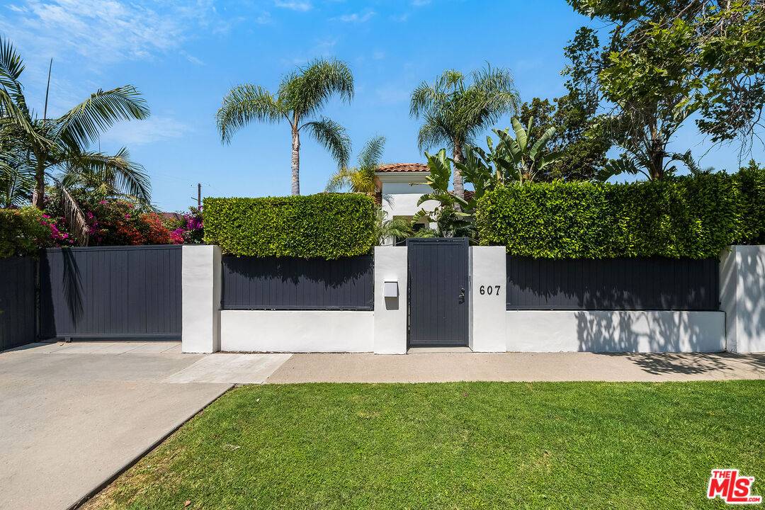 Los Angeles, CA 90048,607 N La Jolla Ave
