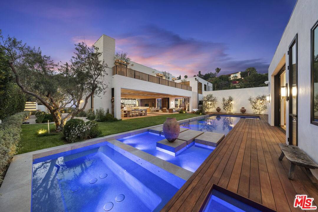 Los Angeles, CA 90069,1307 N Doheny Dr