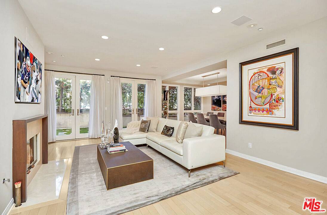 Beverly Hills, CA 90211,121 N Almont Dr #103