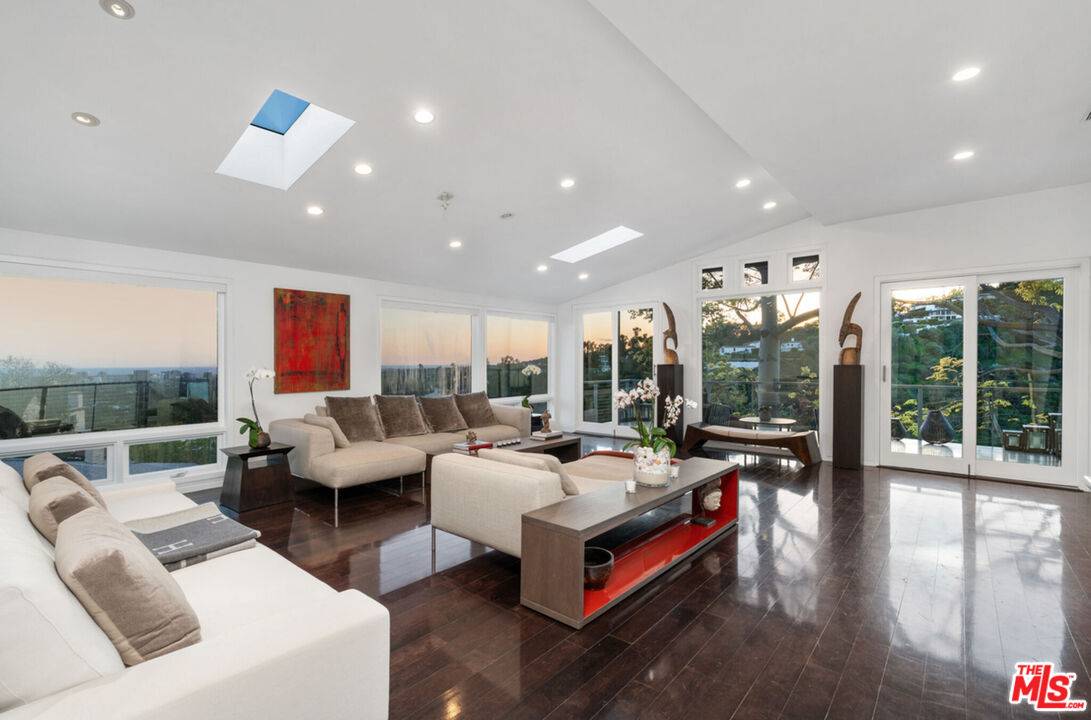 Beverly Hills, CA 90210,1415 Summitridge Dr