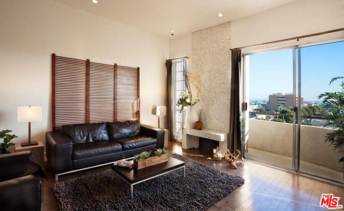 West Hollywood, CA 90048,8811 Burton Way #511