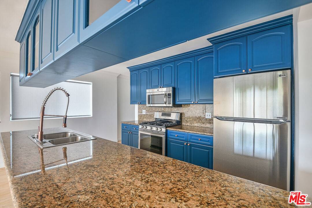 Beverly Hills, CA 90212,440 S Roxbury Dr #302