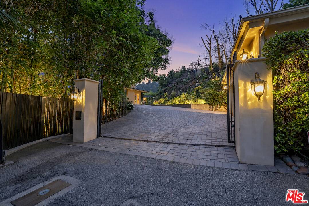 Beverly Hills, CA 90210,1457 Claridge Dr