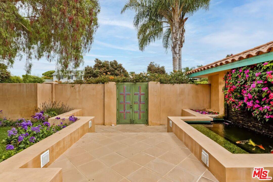 Pacific Palisades, CA 90272,401 Alma Real Dr