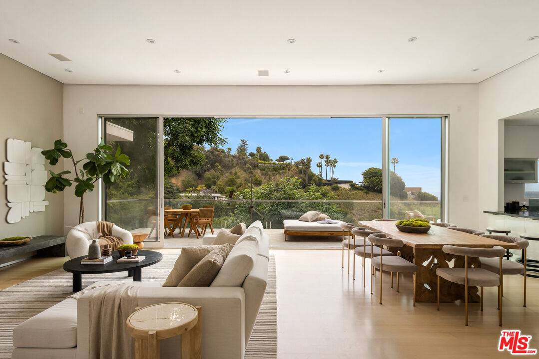 Beverly Hills, CA 90210,9346 Readcrest Dr
