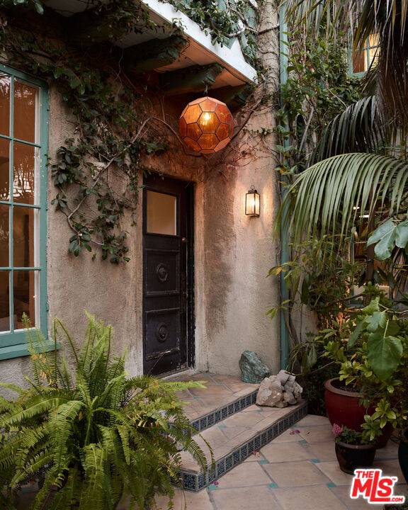 Los Angeles, CA 90068,2034 Grace Ave