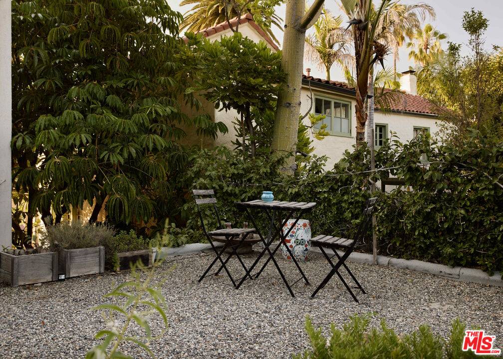 Los Angeles, CA 90068,2034 Grace Ave