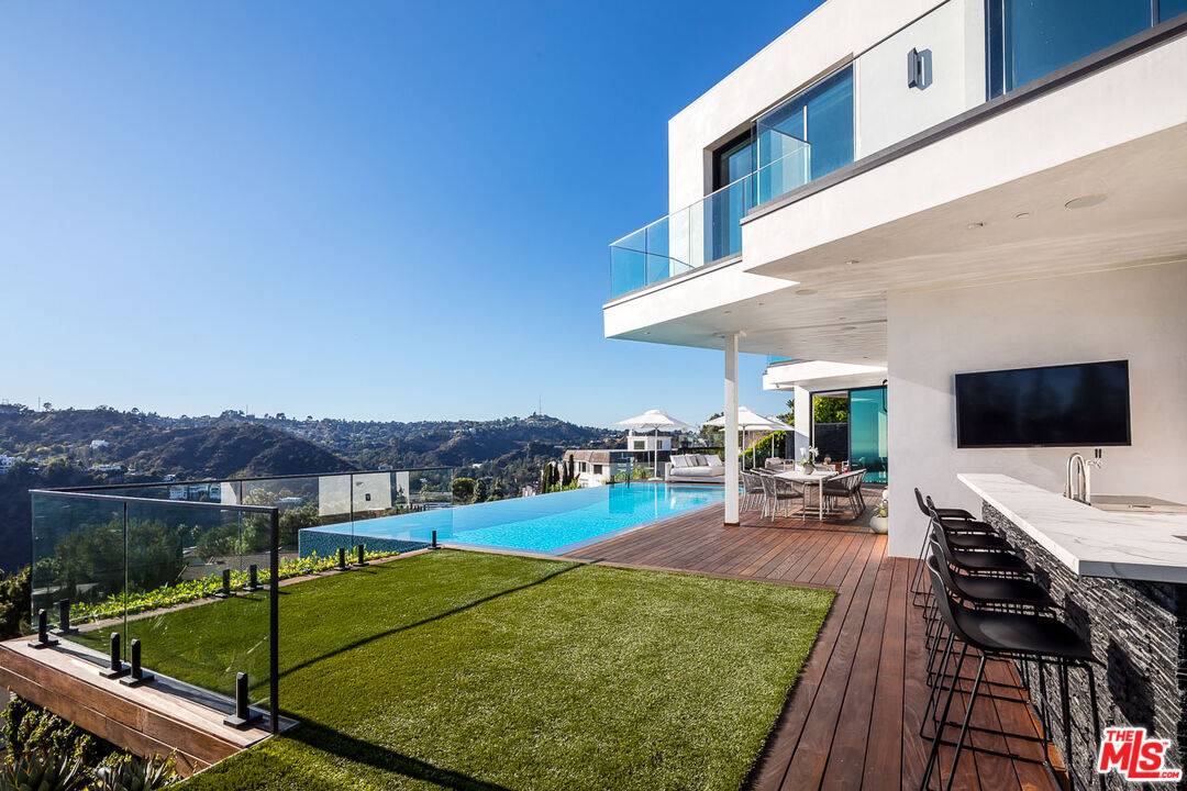 Los Angeles, CA 90046,2371 Achilles Dr