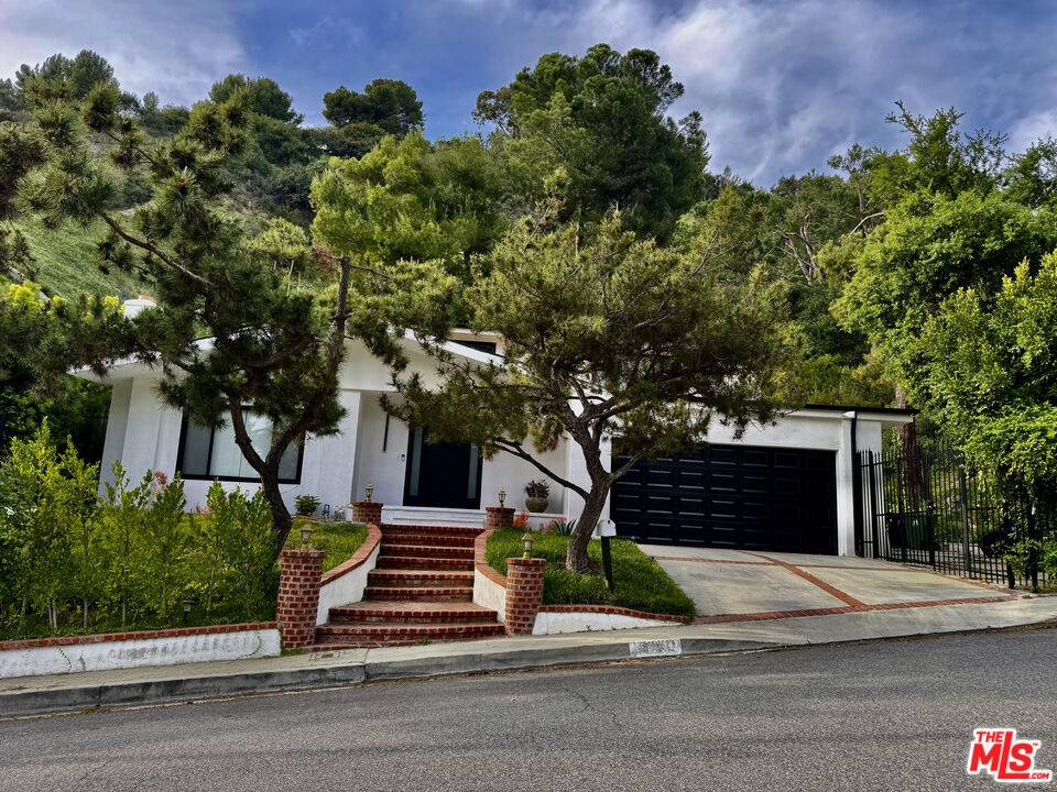 Beverly Hills, CA 90210,9781 Blantyre Dr