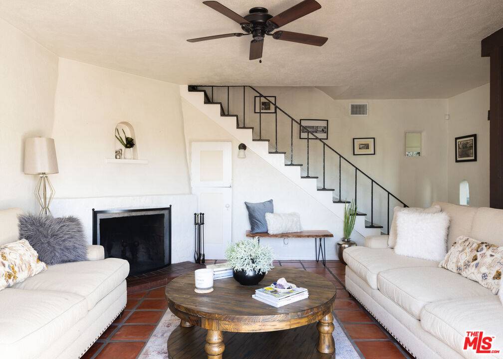 Los Angeles, CA 90068,2041 Glencoe Way