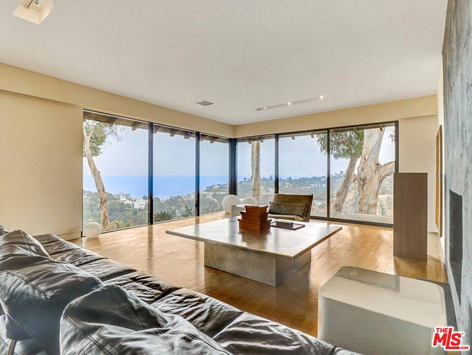 Pacific Palisades, CA 90272,16959 Dulce Ynez Ln